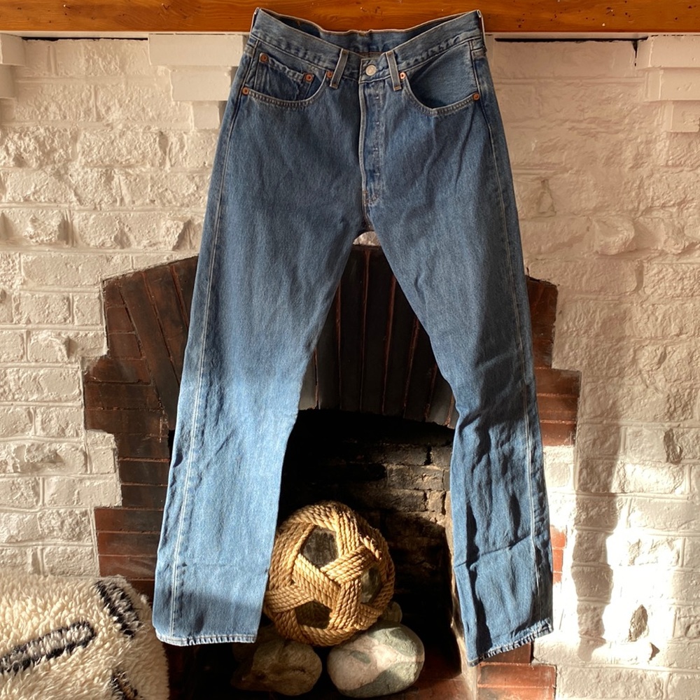 Vintage medium wash Levi’s 501 button fly 30x33